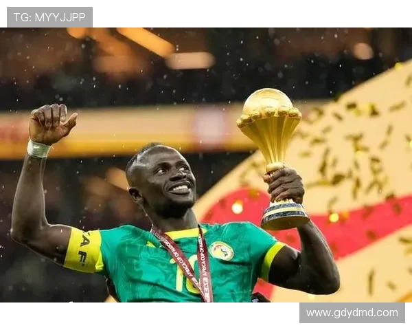 塞内加尔大方展示非洲杯奖杯